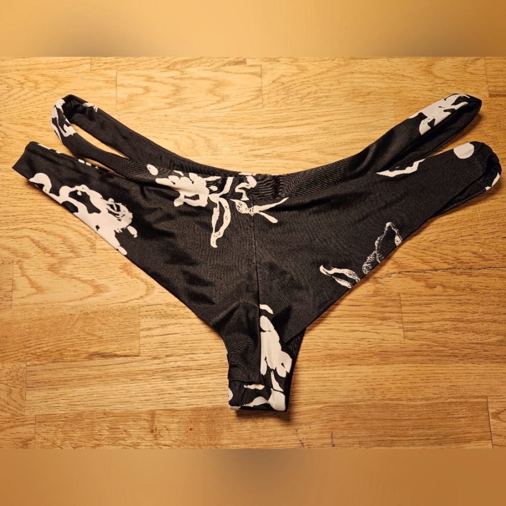 Xs bikini bottoms flattering split sides and detailing in the back